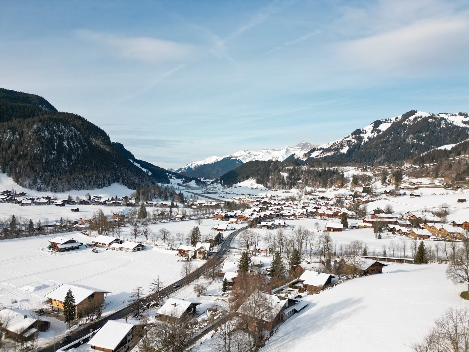 Winterliches Alpenpanorama über ein Dorf im Tal