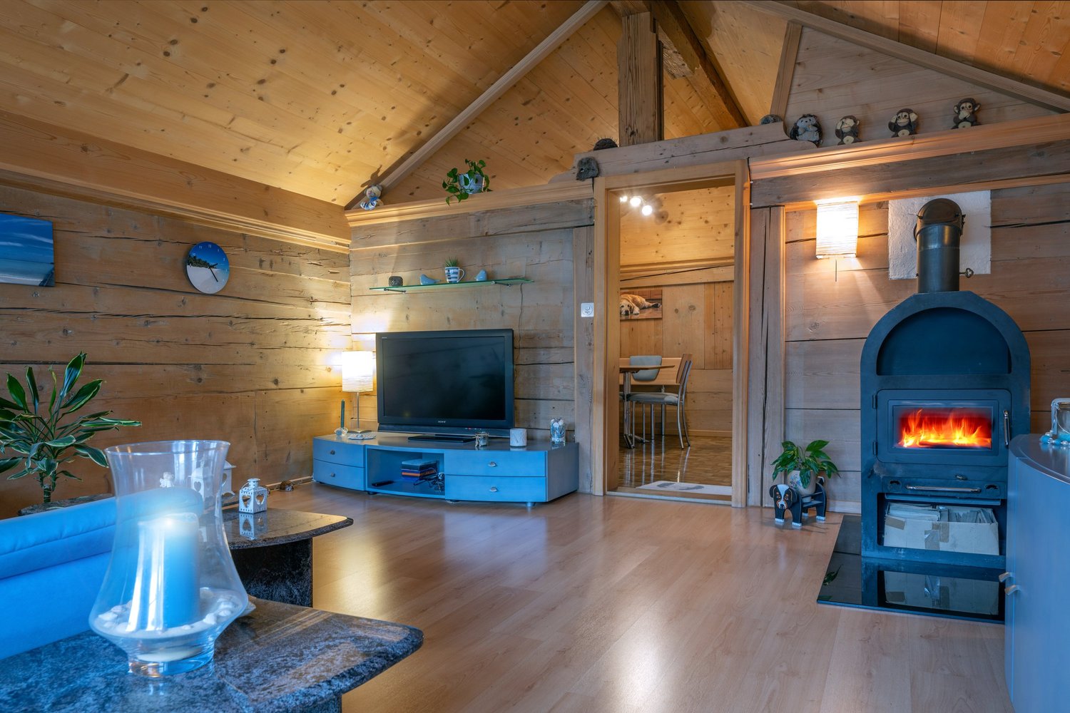 Gemütliches Holzwohnzimmer mit Kaminofen