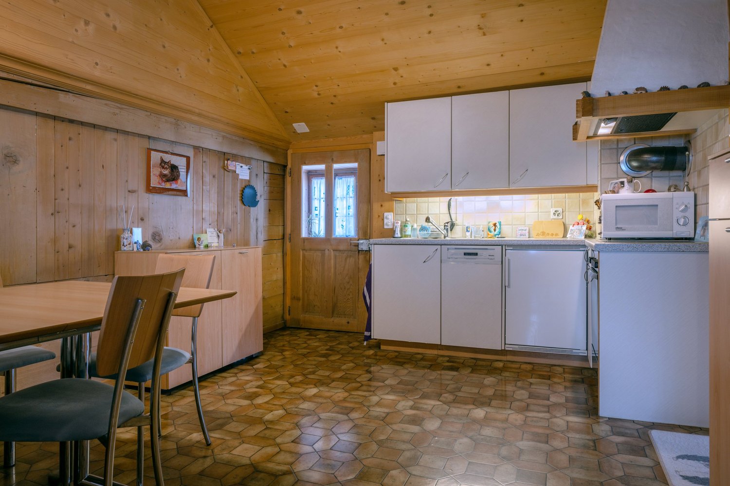 Gemütliche Landhausküche mit Holzvertäfelung