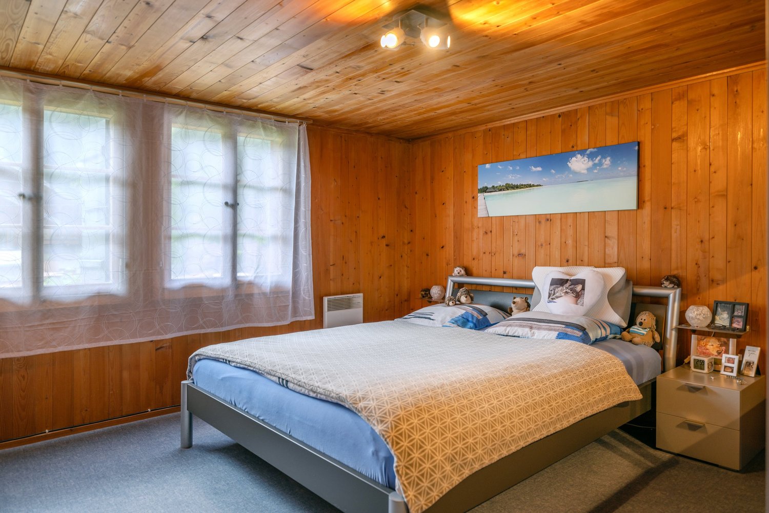 Gemütliches Schlafzimmer mit Holzverkleidung
