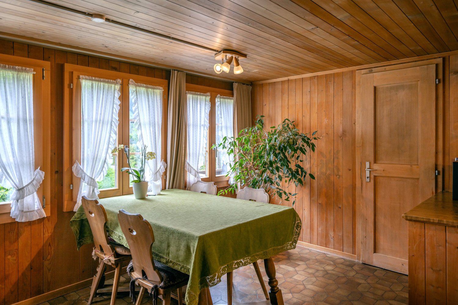 Gemütlicher Holz-Essraum