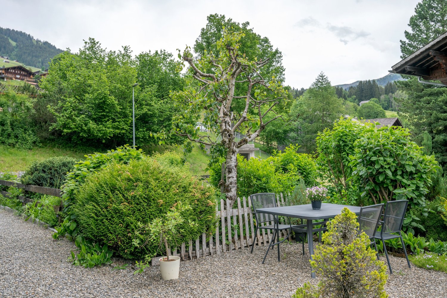 Garten mit Bergblick und Sitzbereich