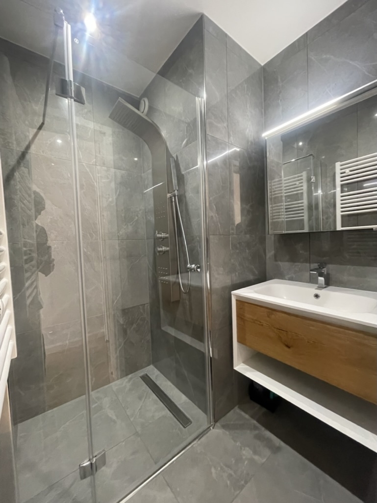Modernes Badezimmer mit Dusche und Waschtisch