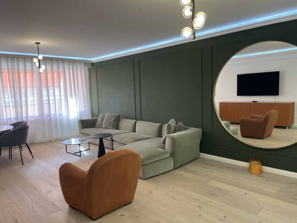 Modernes Wohnzimmer mit grüner Akzentwand