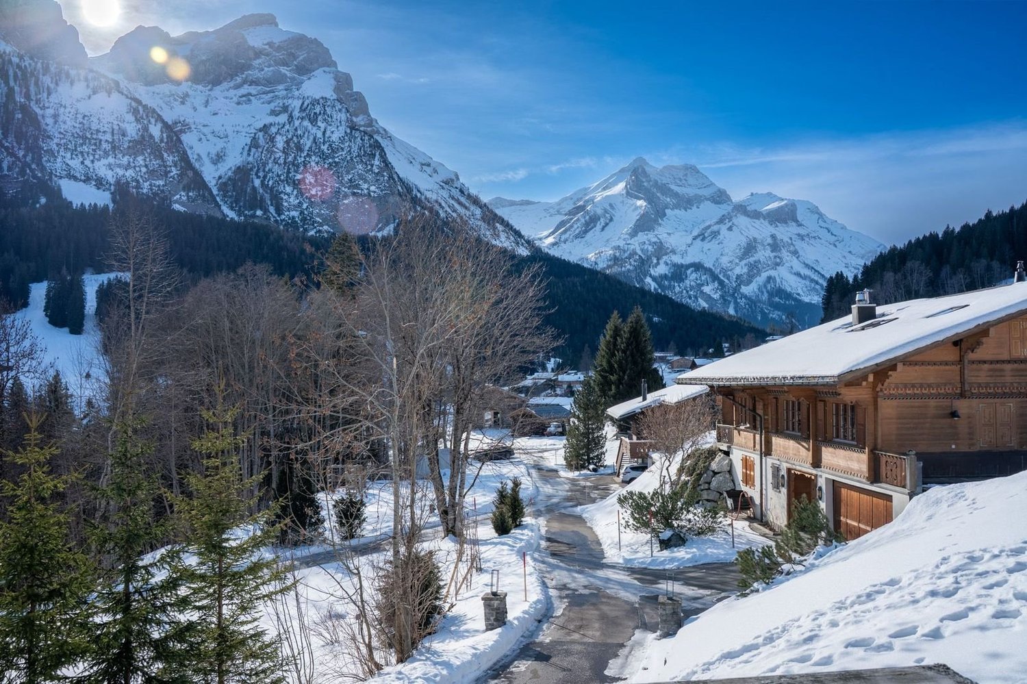 Schneebedecktes Chalet mit Bergpanorama