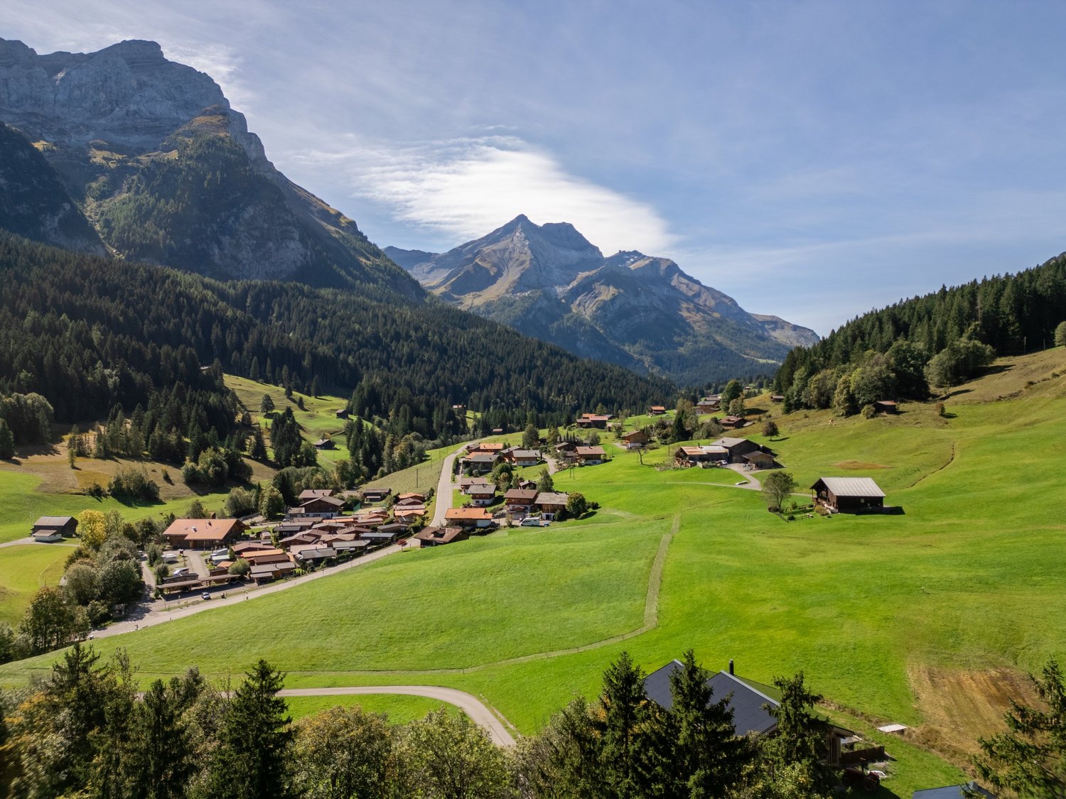 Alpenlandschaft mit Dorf und Bergpanorama