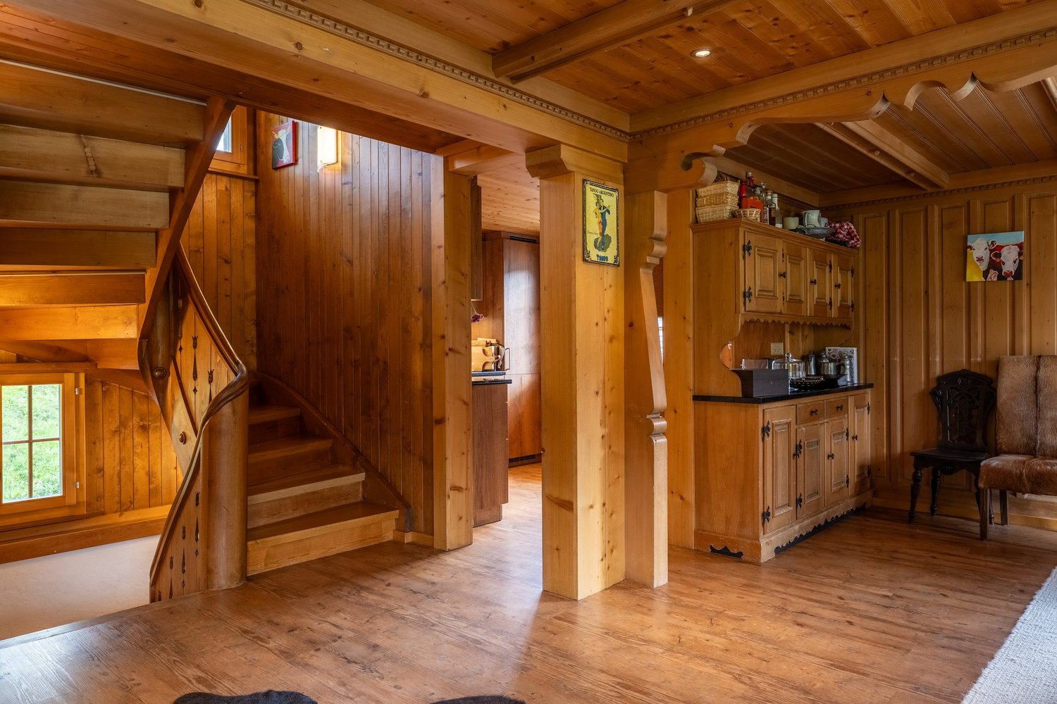 Rustikale Holzinnenansicht mit Treppe und Buffet