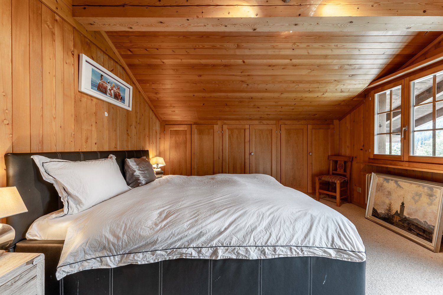 Gemütliches Schlafzimmer mit Holzverkleidung