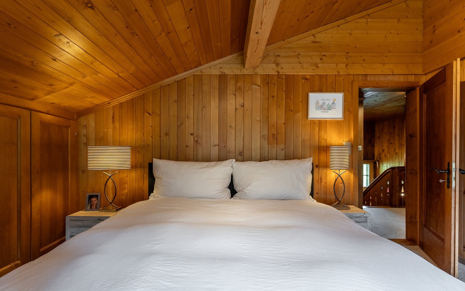 Gemütliches Schlafzimmer mit Holzverkleidung