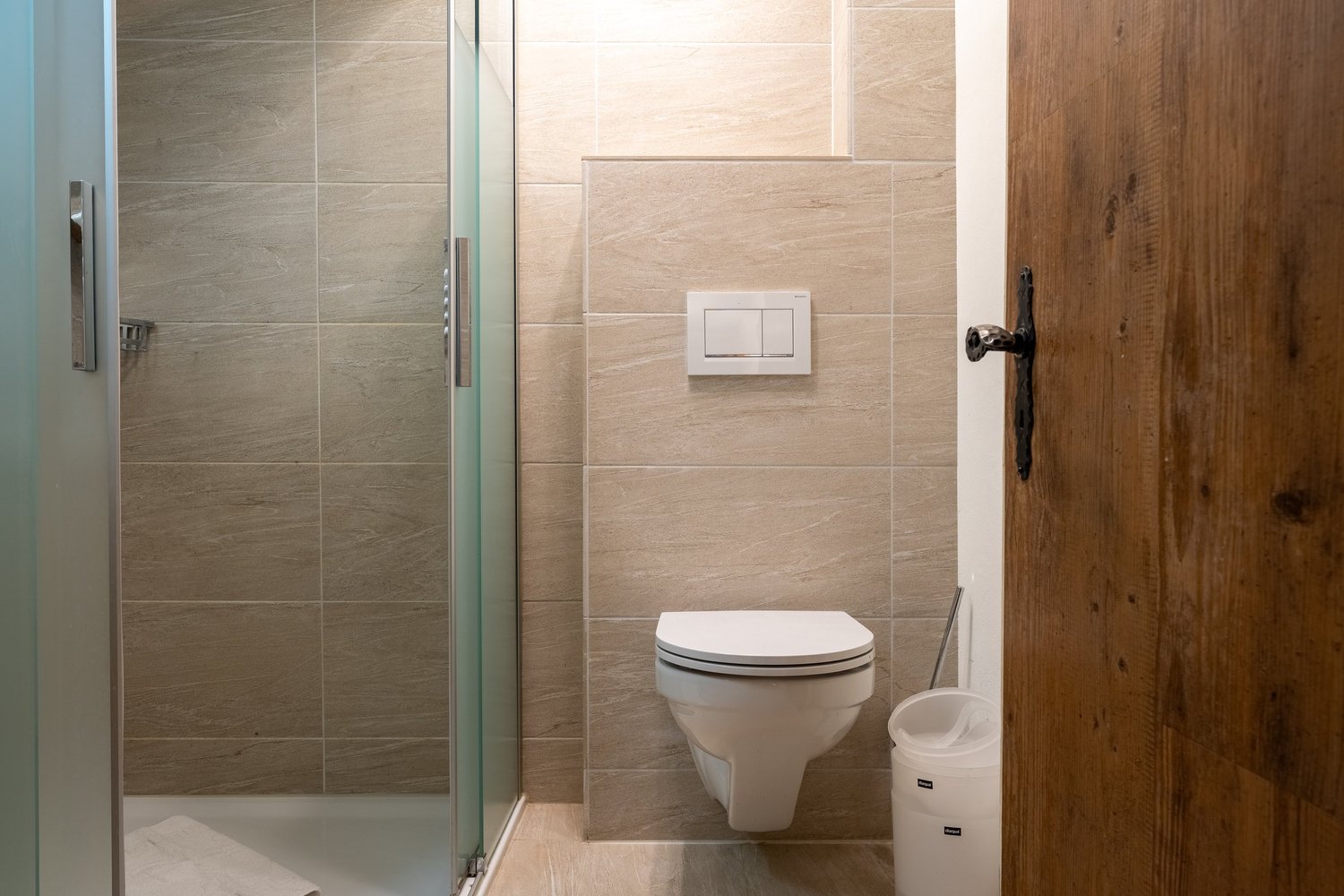Modernes Bad mit begehbarer Dusche und Wand-WC