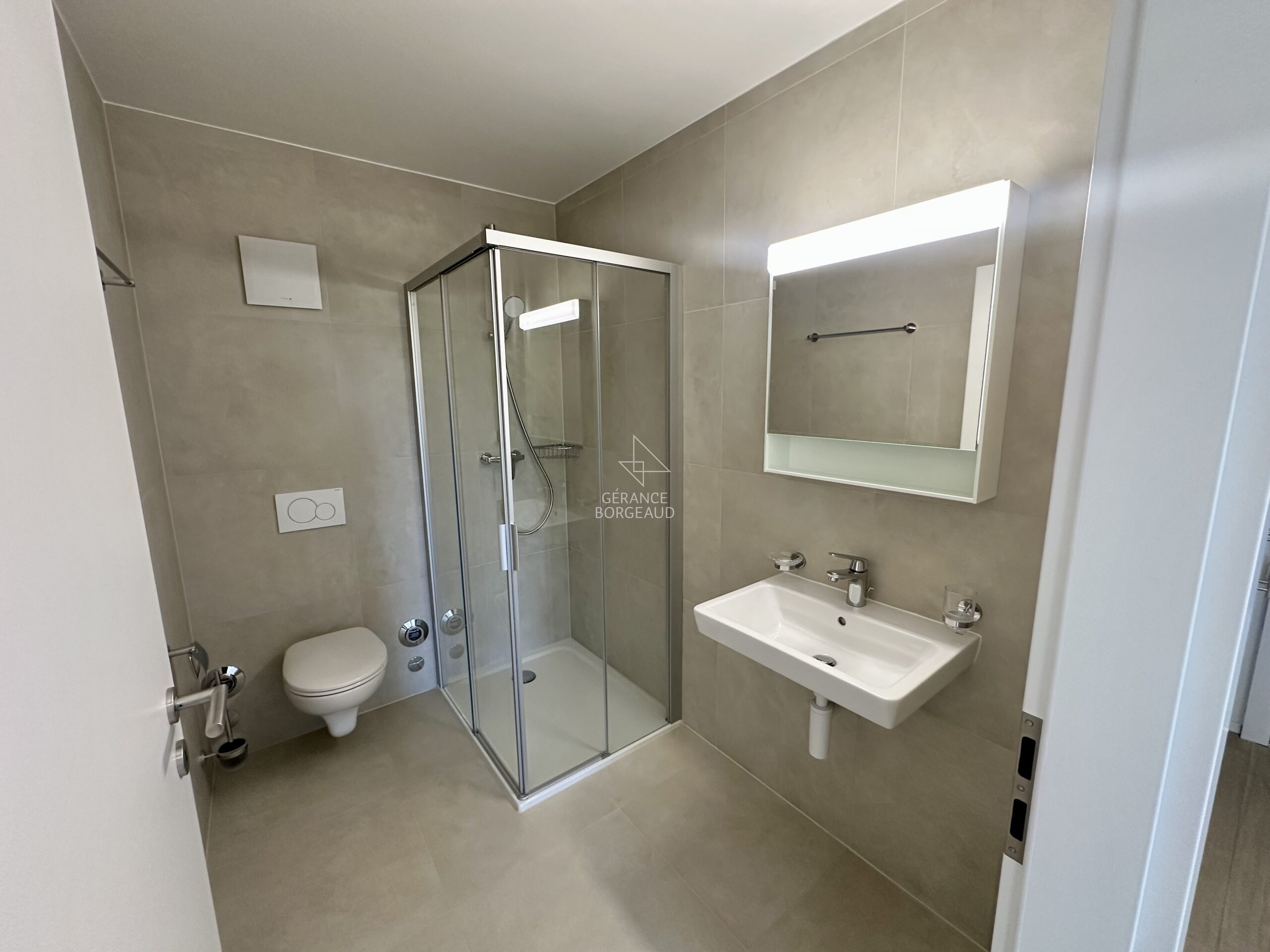Modernes Badezimmer mit Dusche und WC