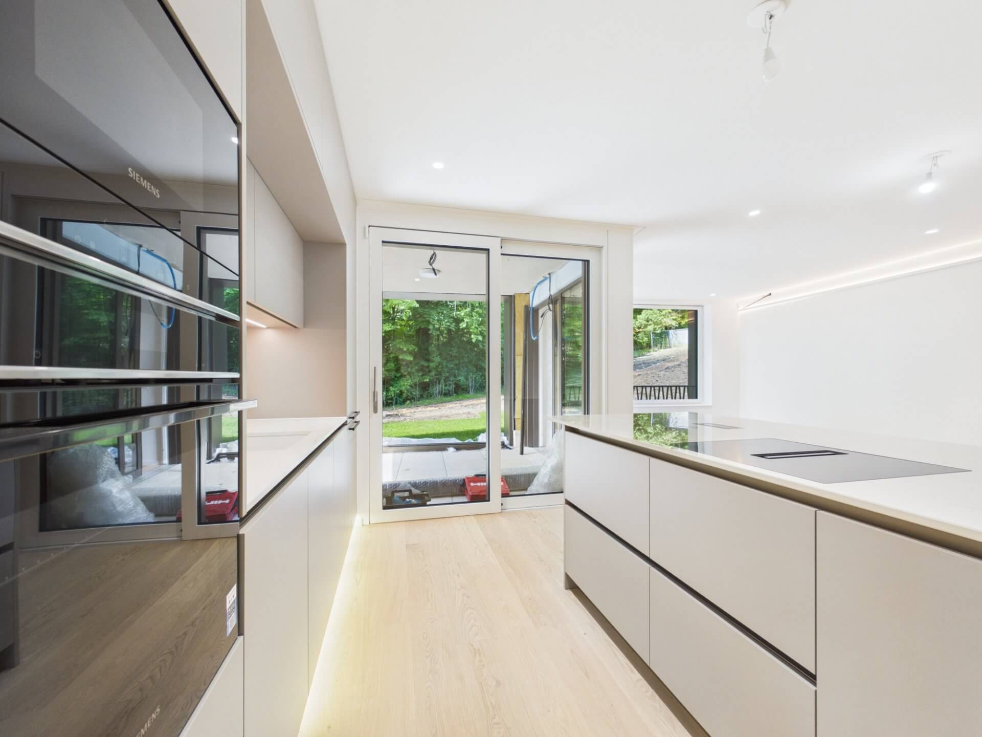 Moderne, helle Küche mit Blick ins Grüne