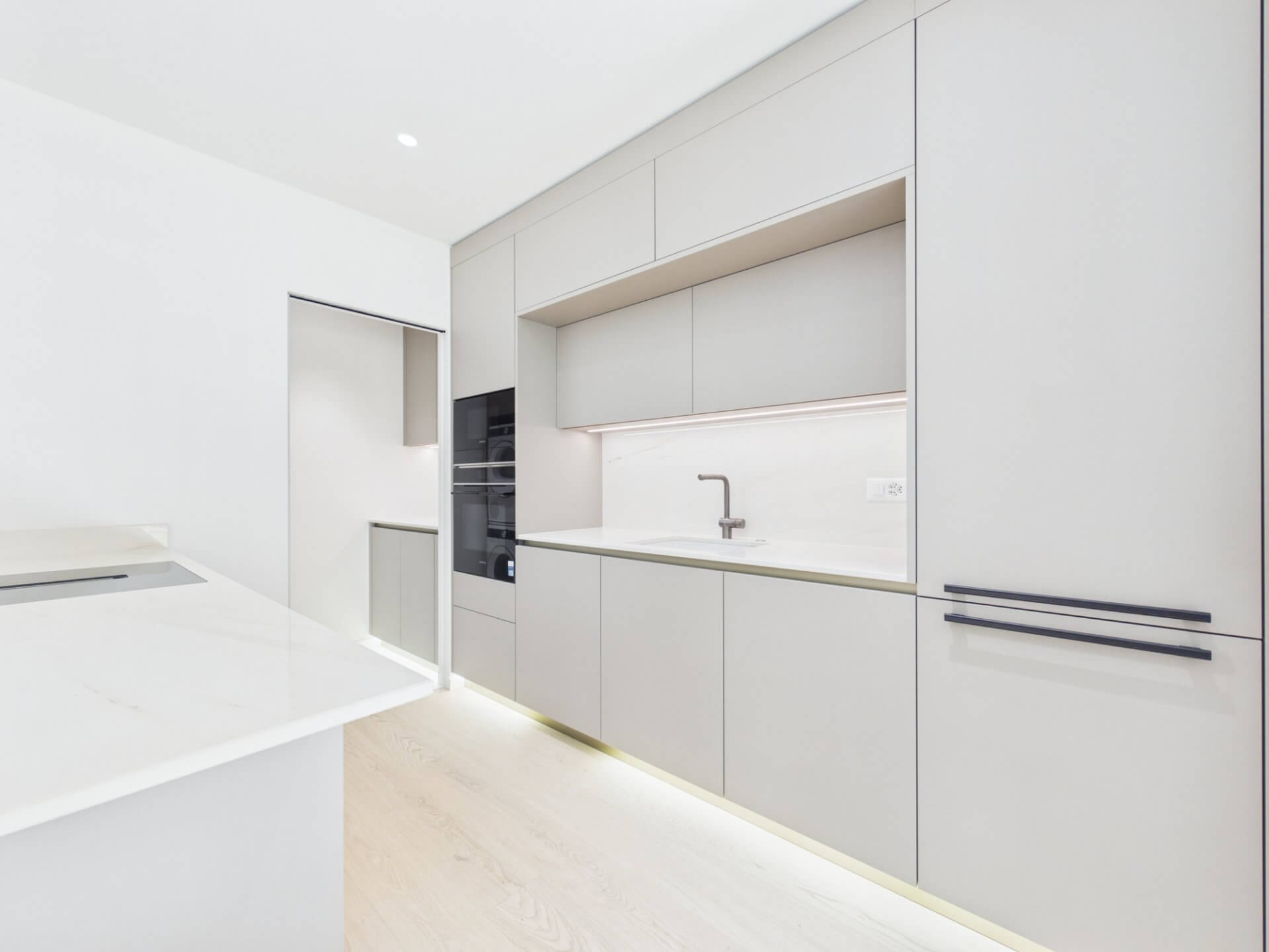 Moderne, minimalistische Einbauküche
