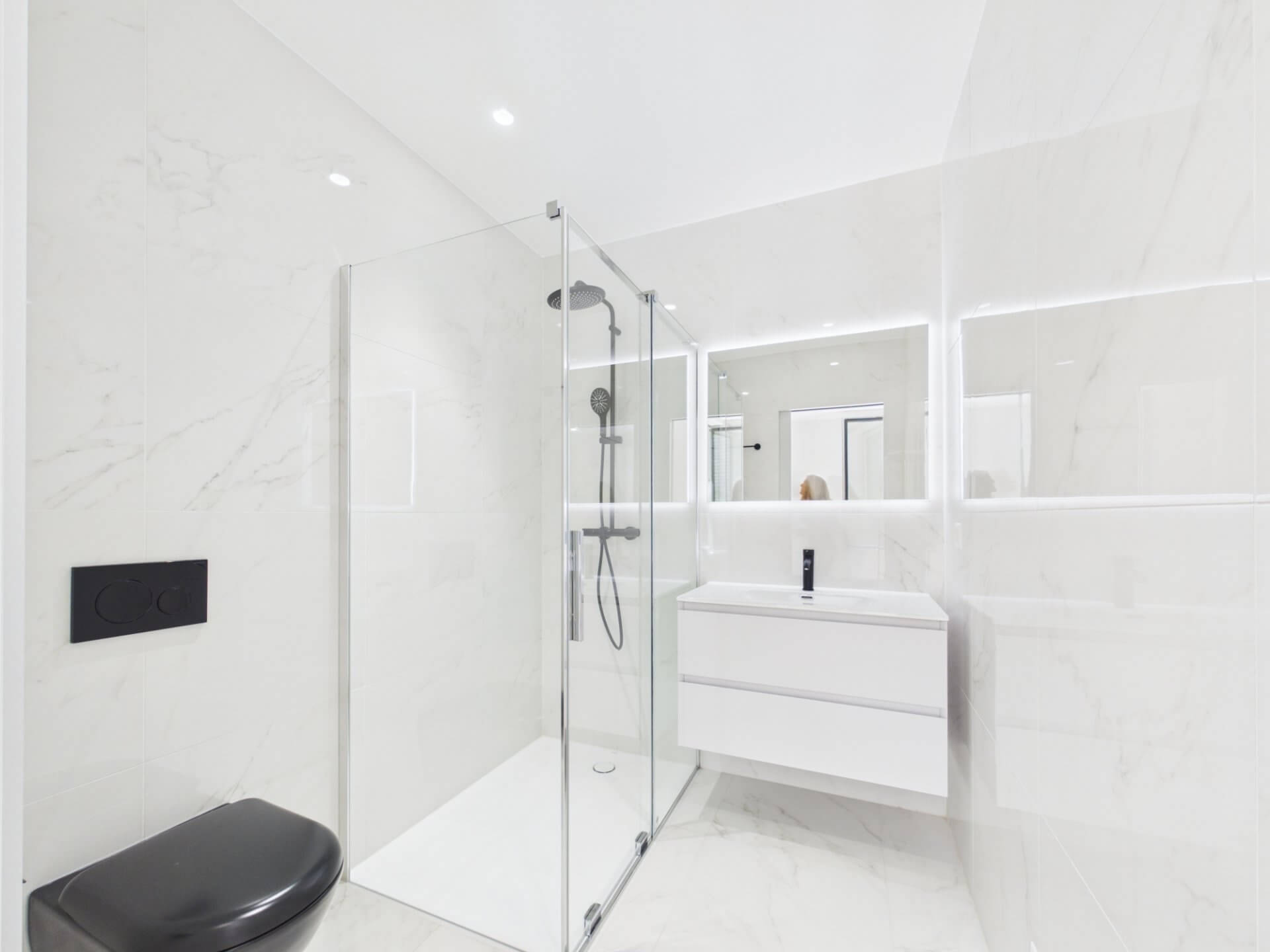 Modernes Bad mit Walk-in-Dusche