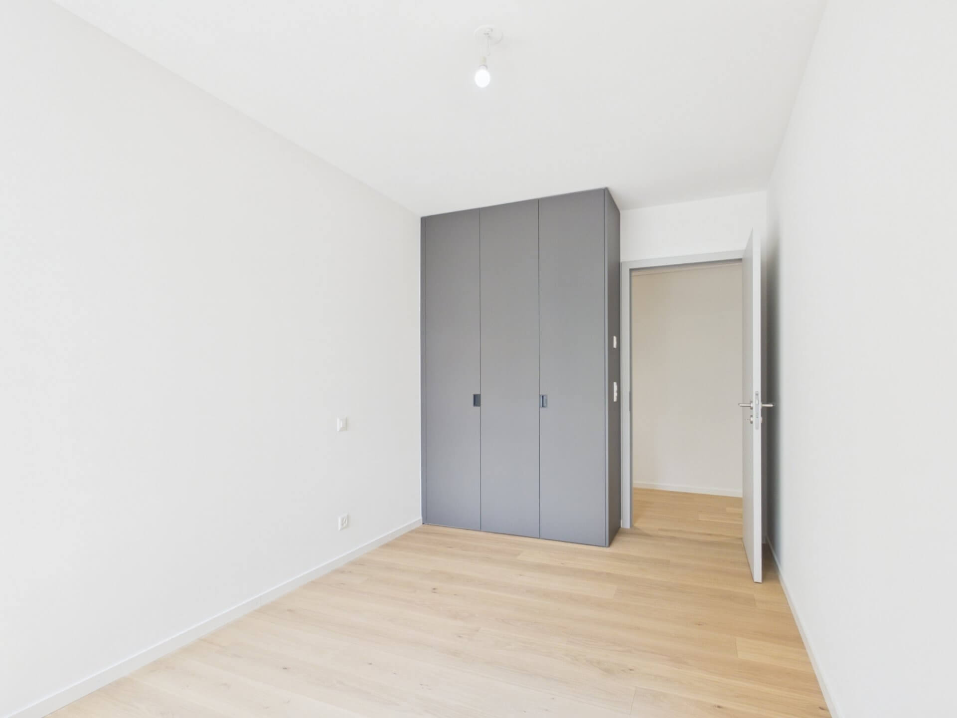 Leerer heller Raum mit Einbauschrank