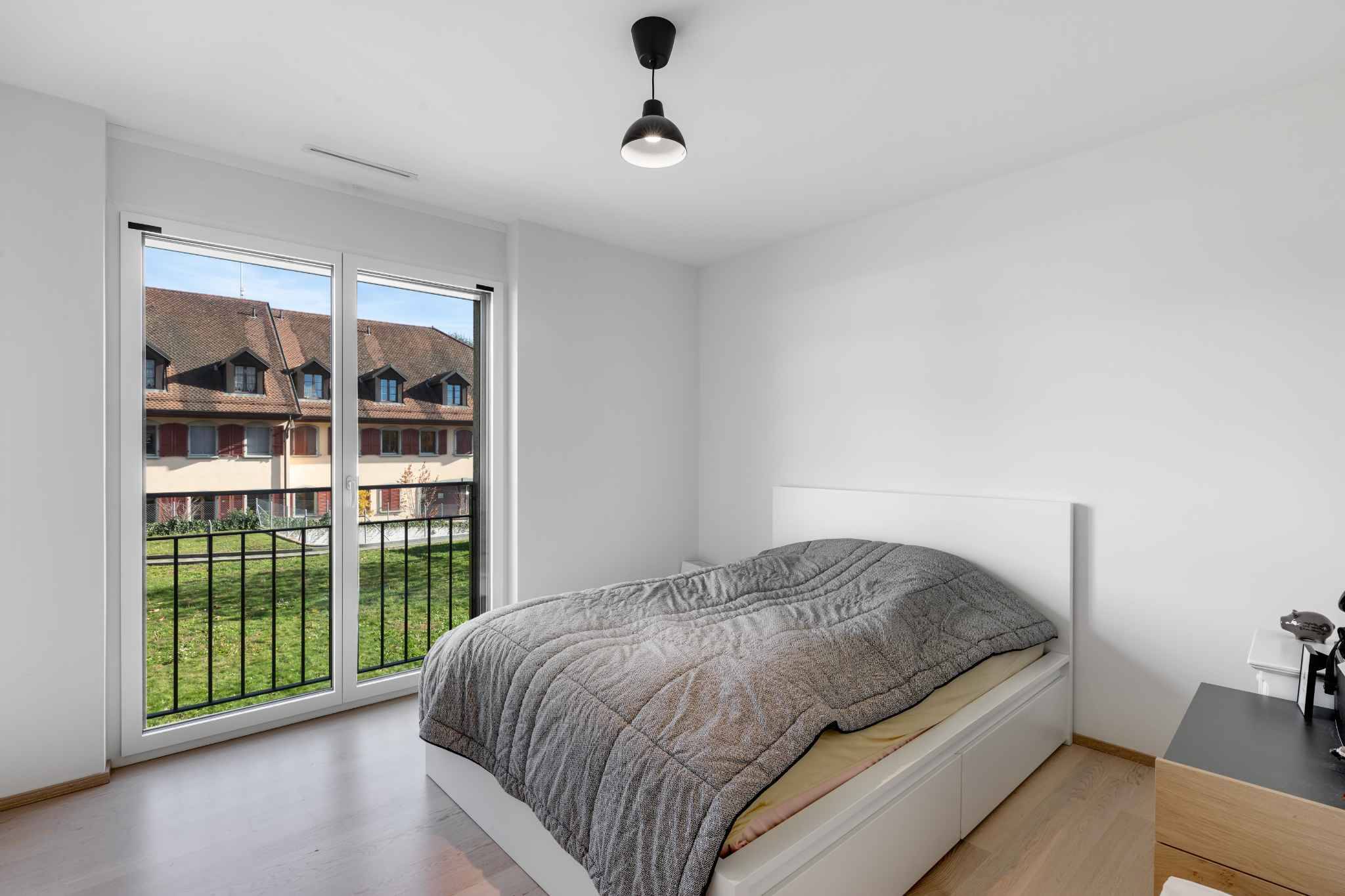 Helles Schlafzimmer mit Balkonblick