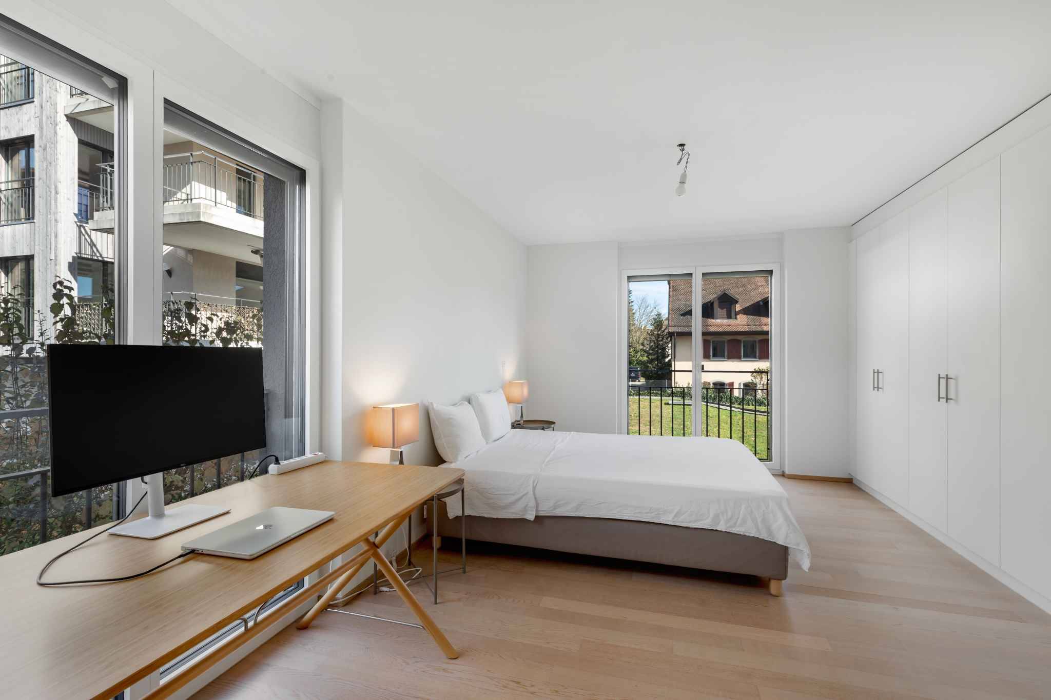 Helles Schlafzimmer mit Schreibtisch und Einbauschrank