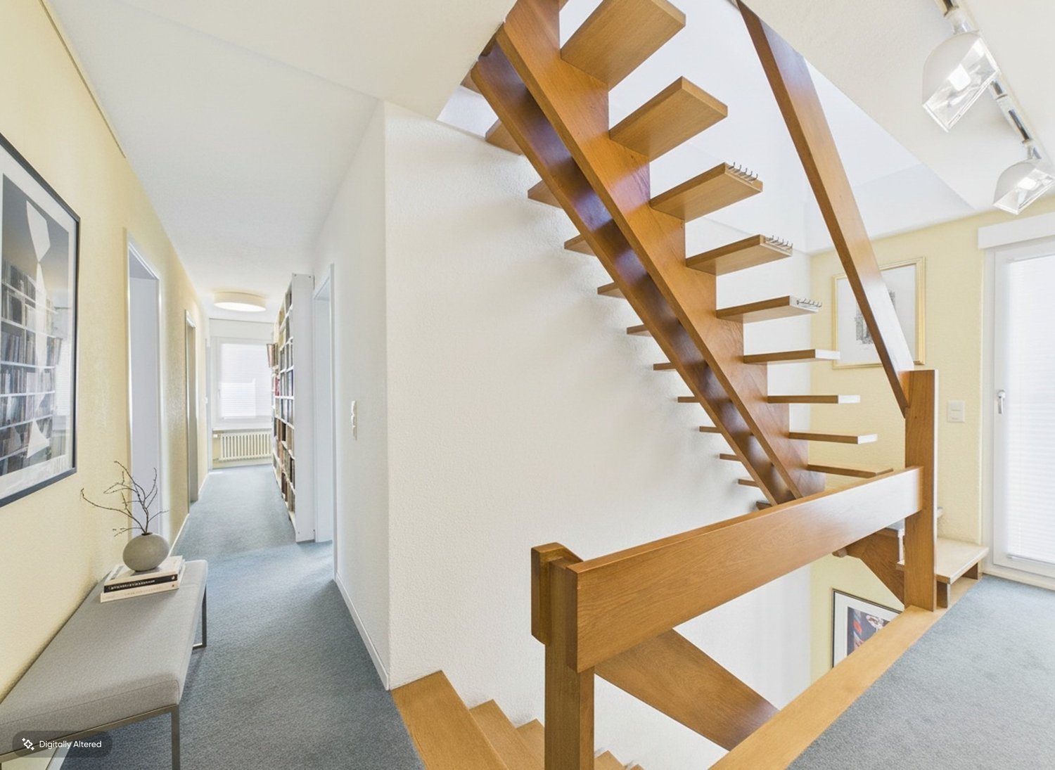 Flur mit offener Holztreppe