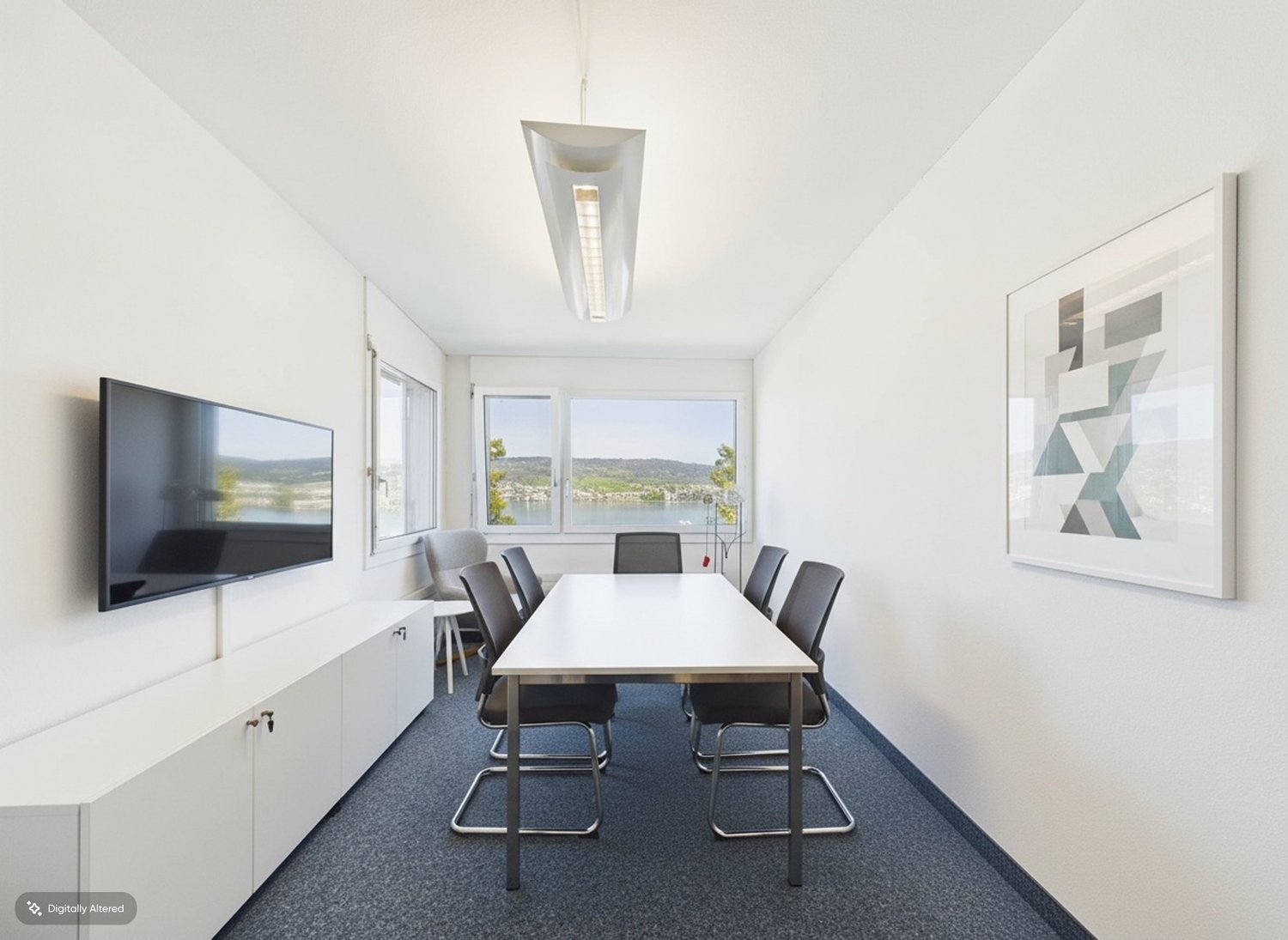 Heller Besprechungsraum mit Seeblick