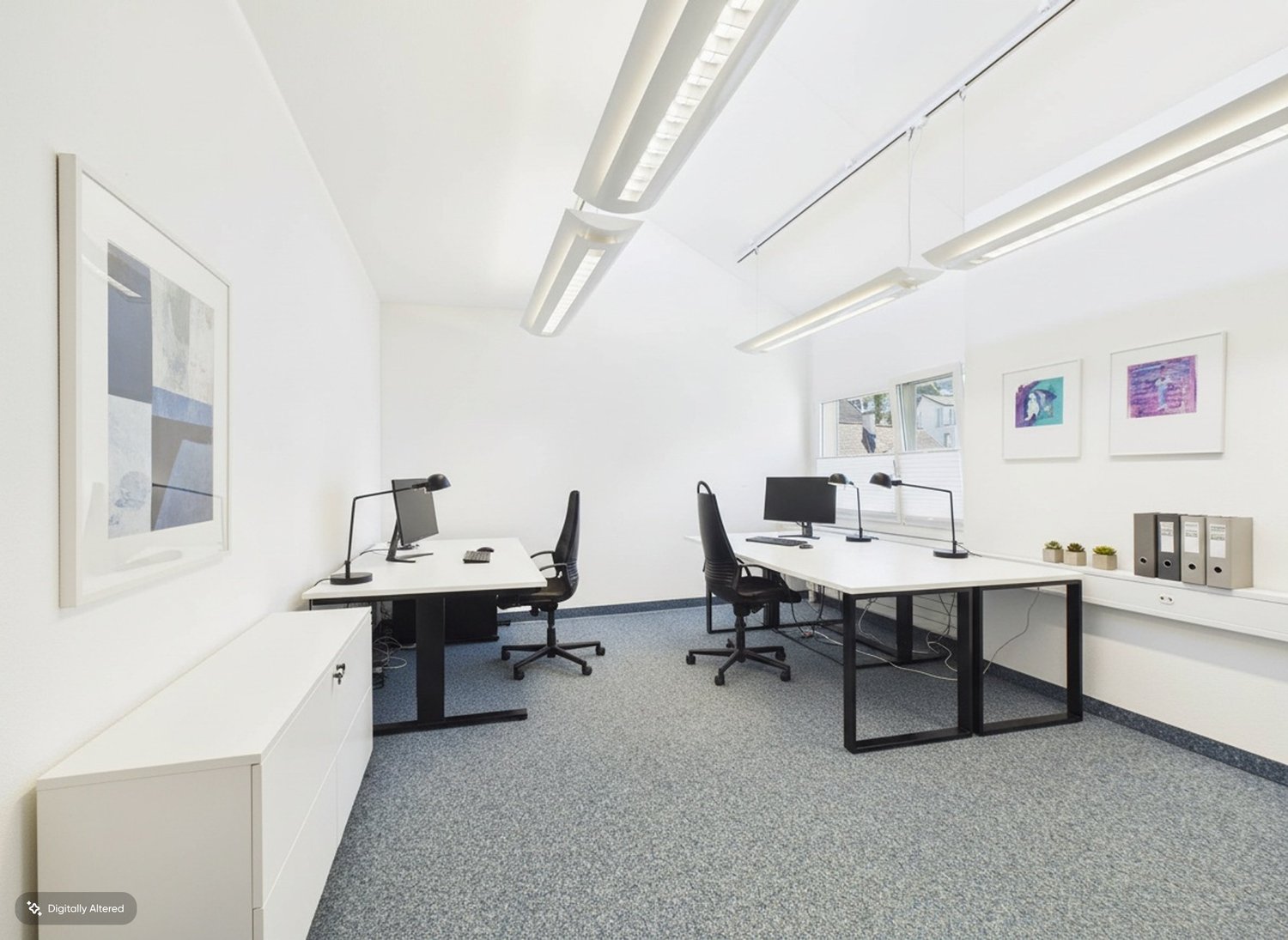Helles Büro mit zwei Arbeitsplätzen