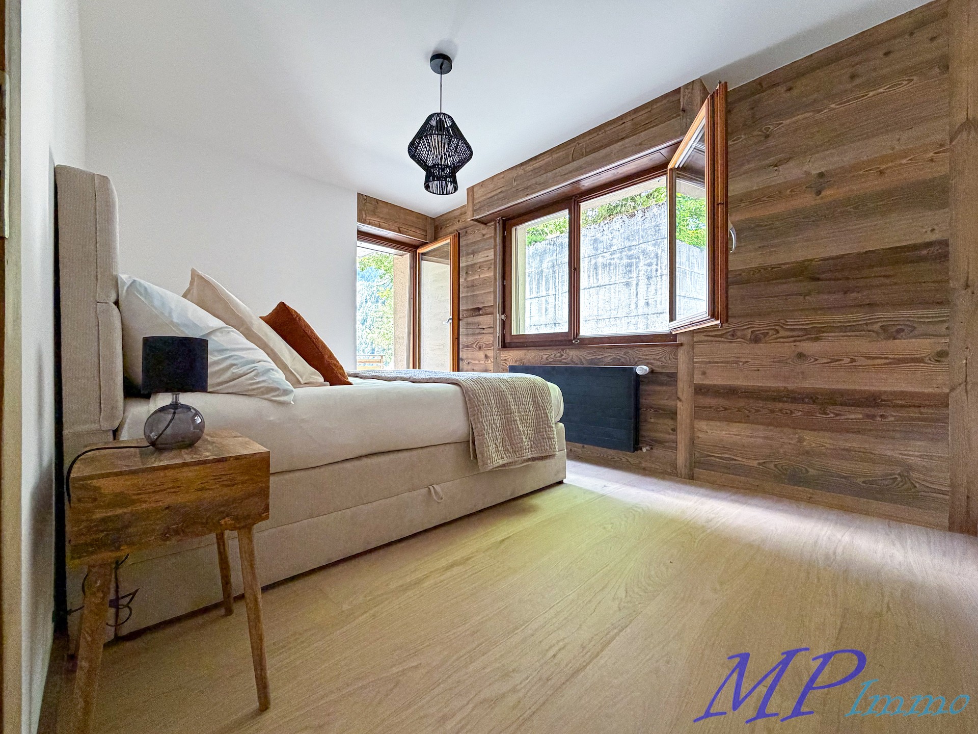 Gemütliches Schlafzimmer mit Holzverkleidung