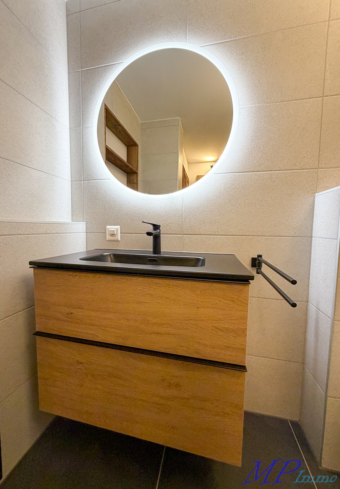 Modernes Waschbecken mit Spiegel im Bad