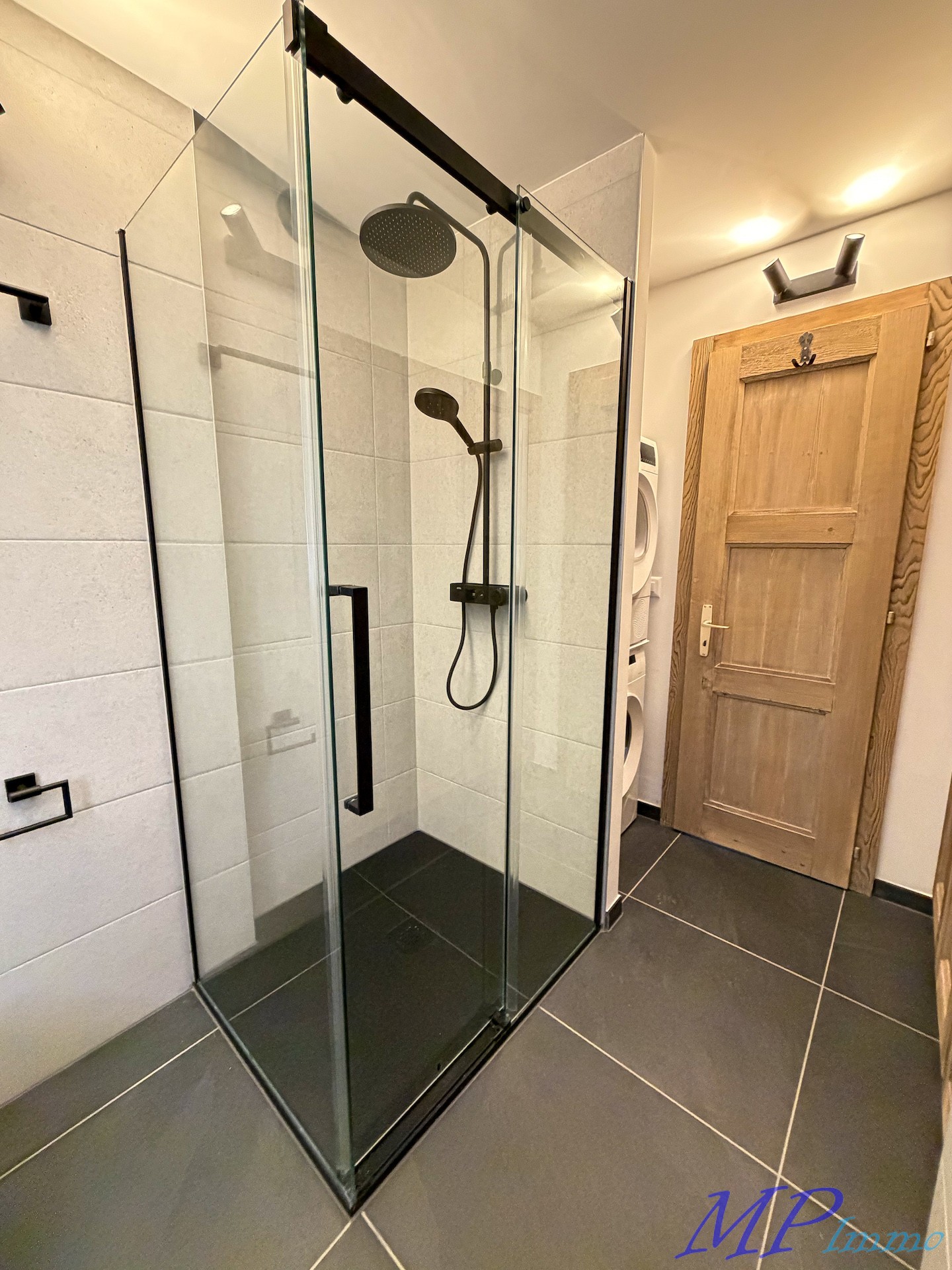 Modernes Badezimmer mit begehbarer Dusche