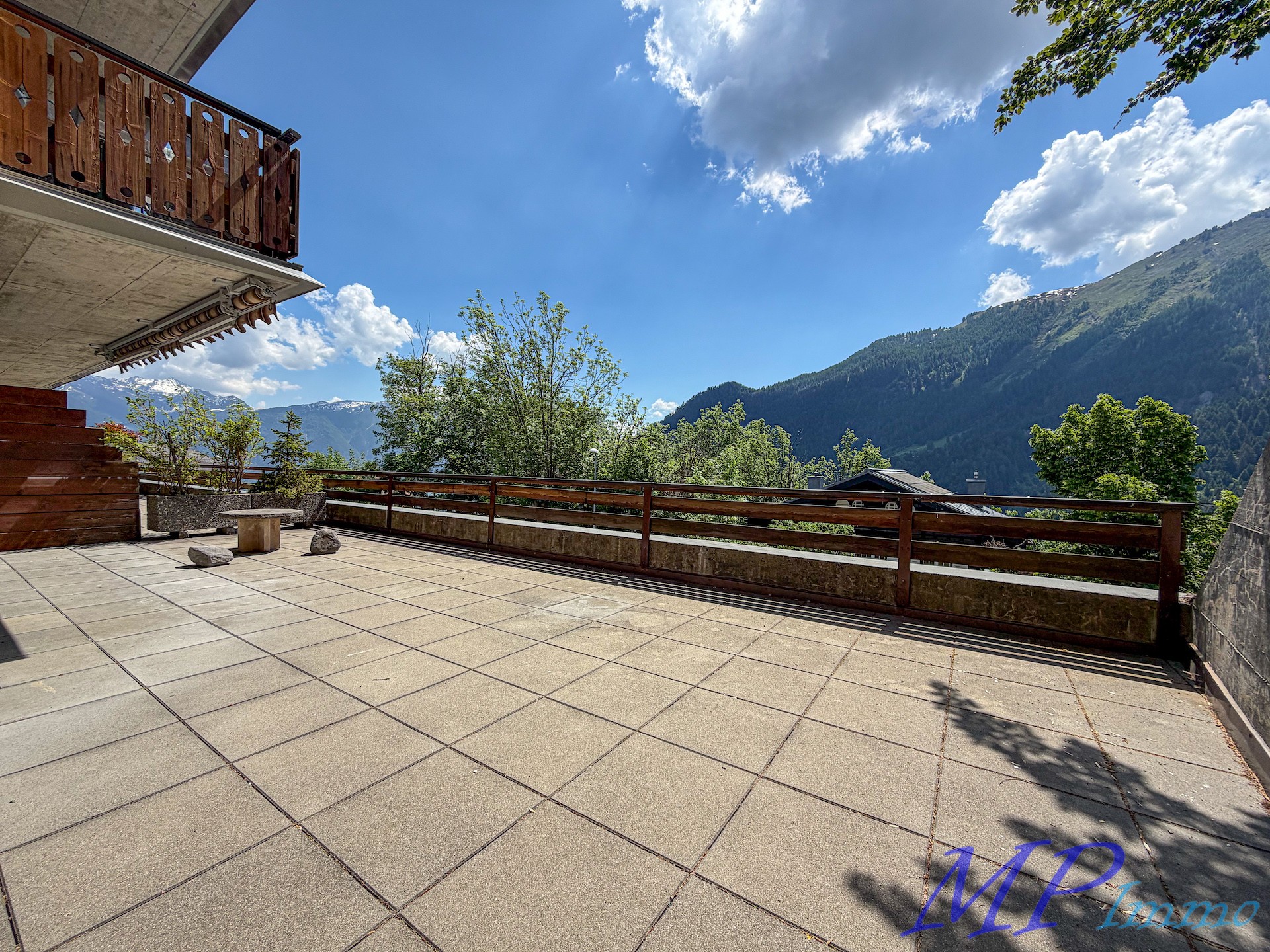 Große Bergterrasse mit Panoramablick