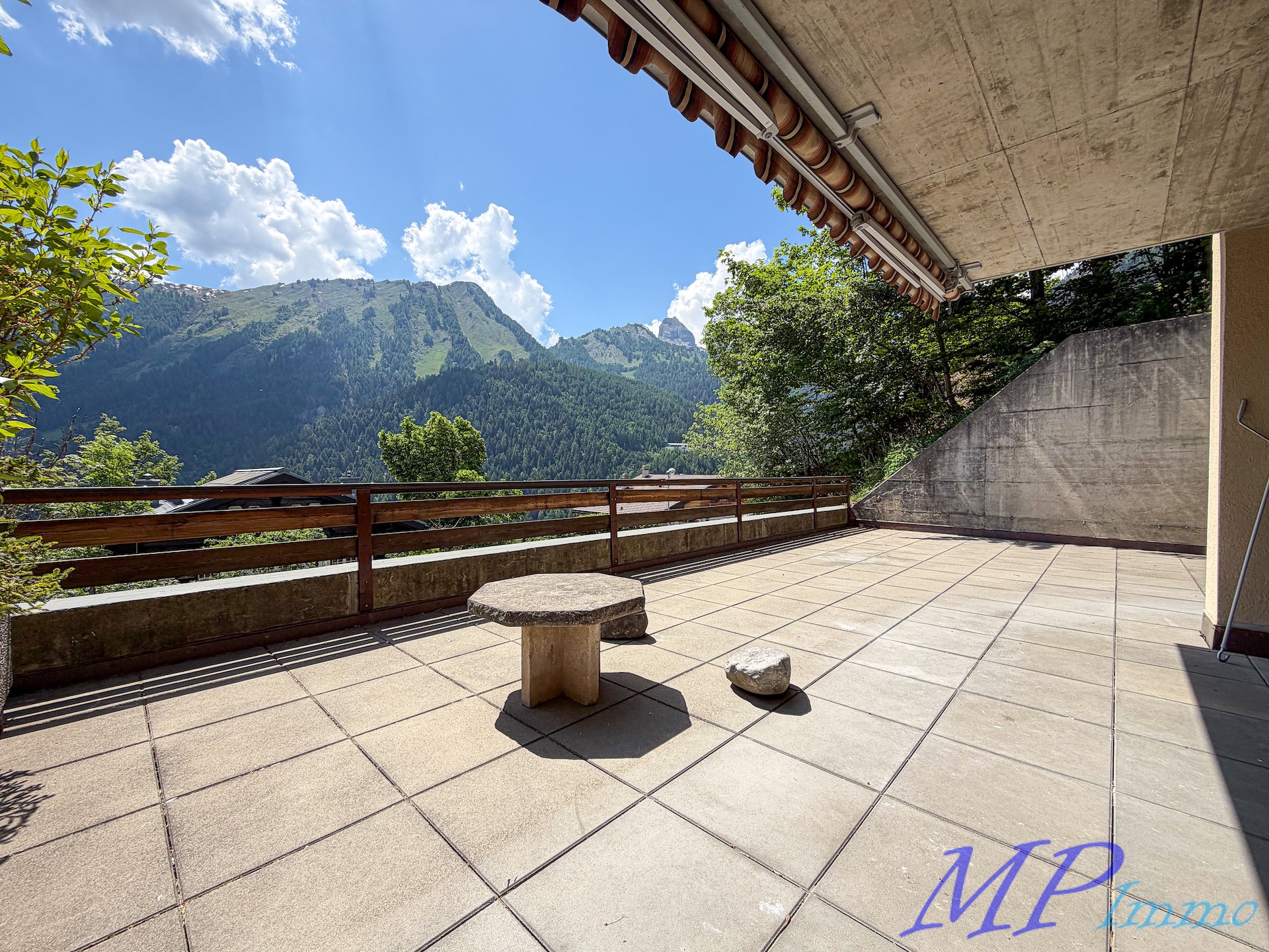 Terrasse mit Bergblick