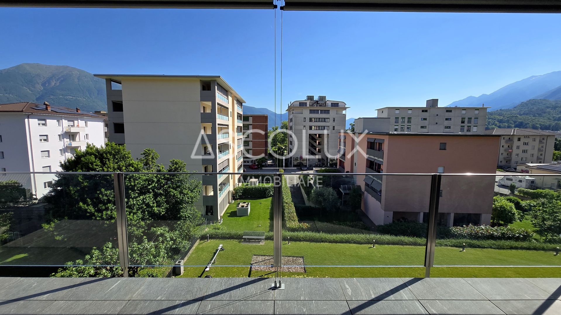 Balkon mit Bergblick