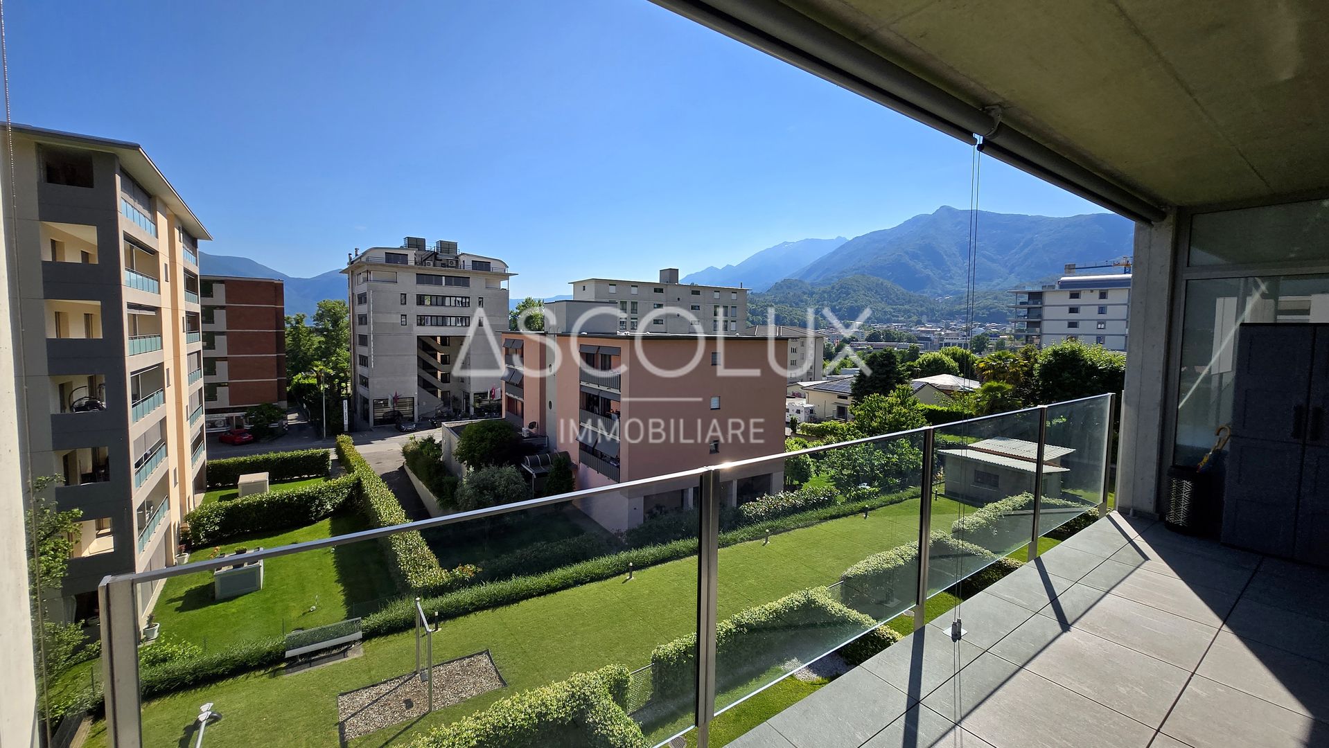 Balkon mit Bergblick