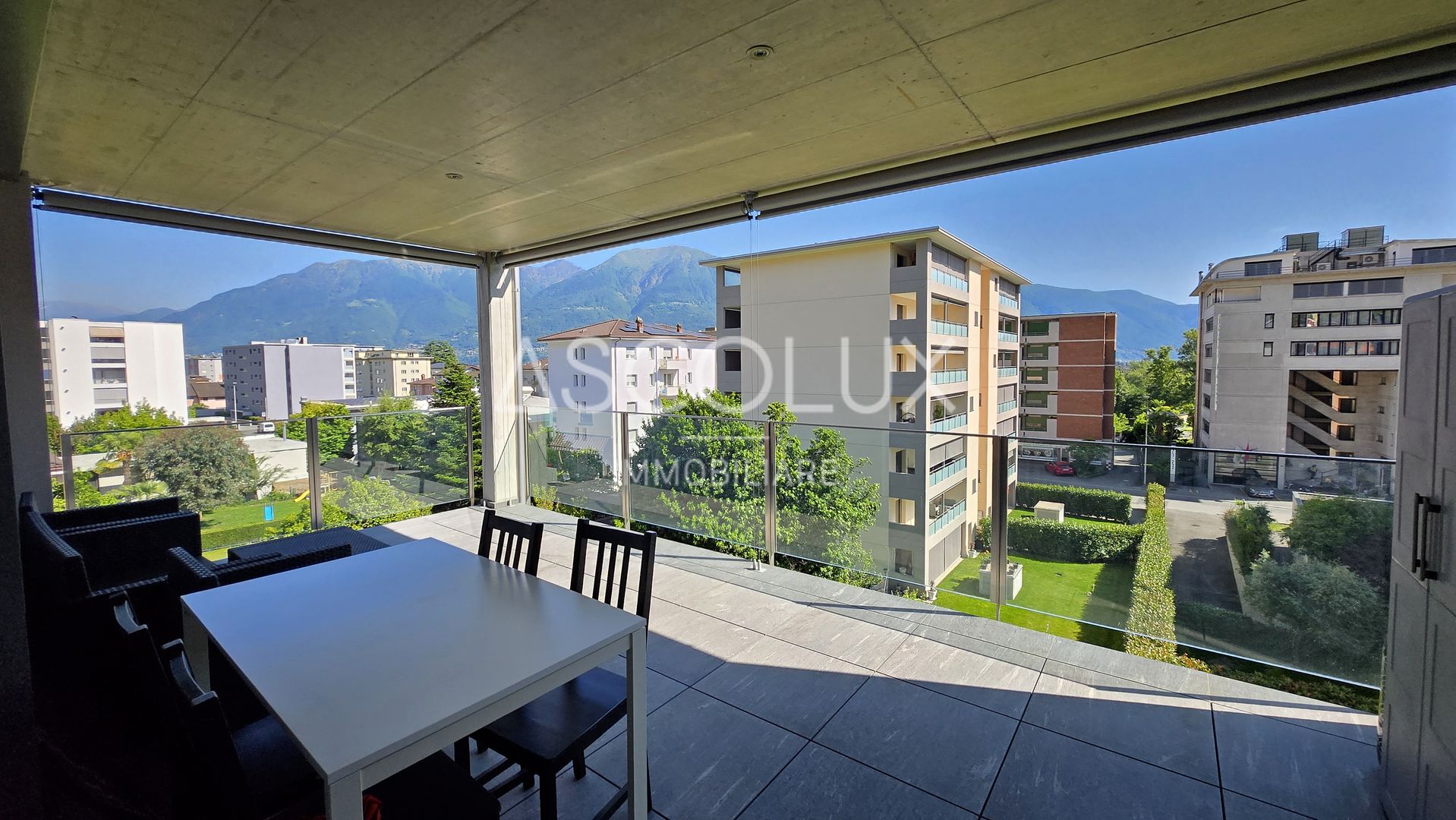 Überdachte Terrasse mit Bergblick
