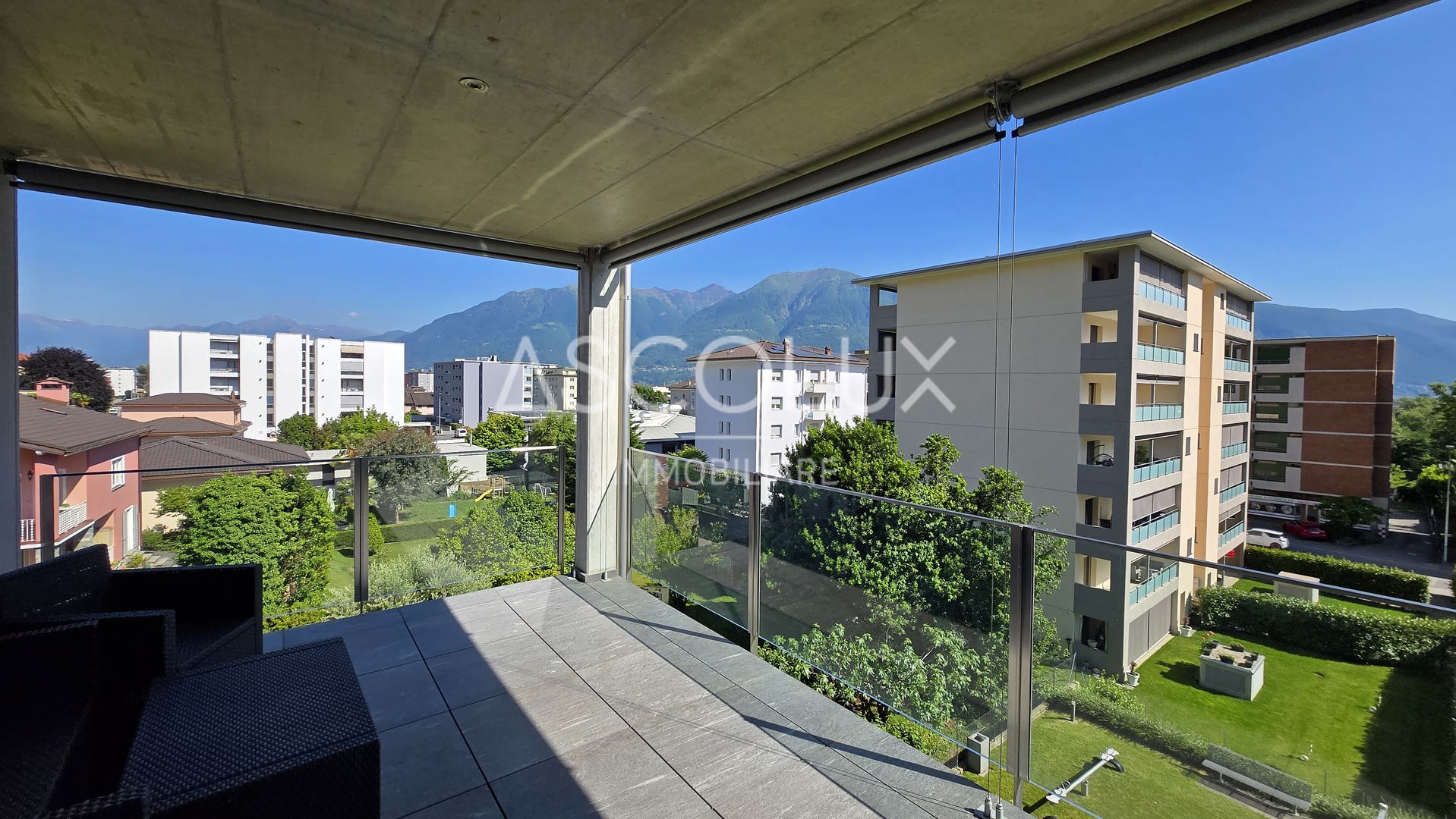 Balkon mit Berg- und Wohnungsblick
