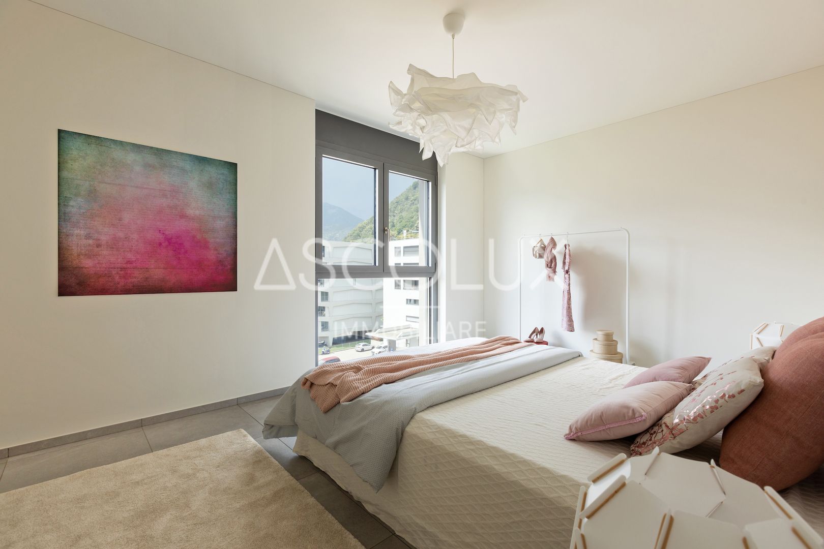 Helles Schlafzimmer mit Blick ins Freie
