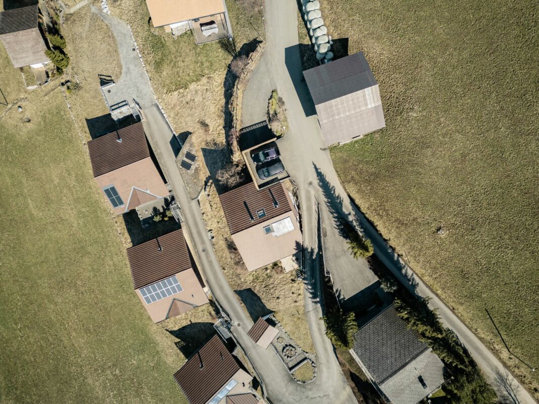 Luftaufnahme einer kleinen Wohnsiedlung