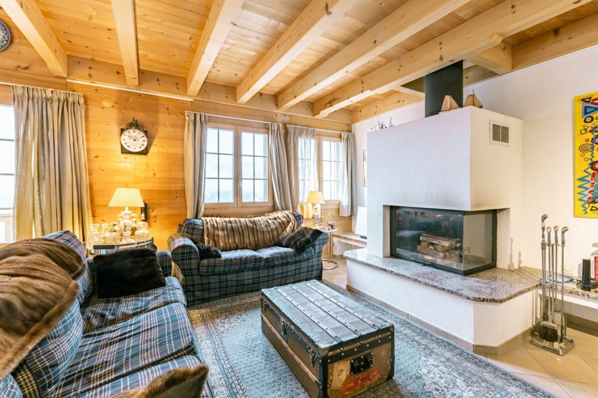 Gemütliches Wohnzimmer mit Kamin und Holzdecke