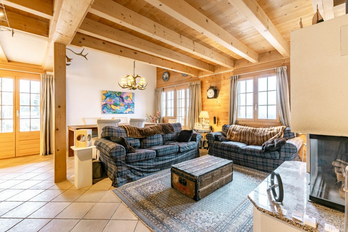 Gemütliches Chalet-Wohnzimmer mit Essbereich