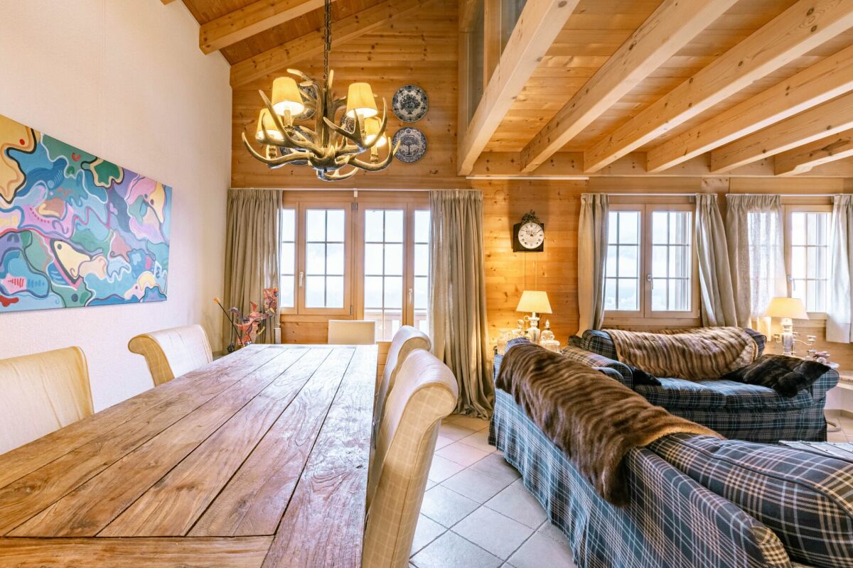 Gemütlicher Wohn- und Essbereich im Chalet-Stil