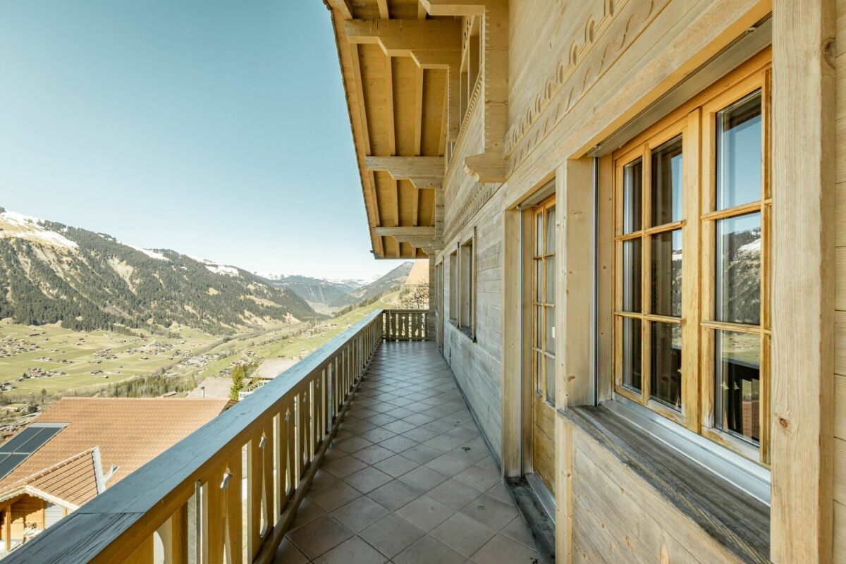 Alpenbalkon mit Bergblick