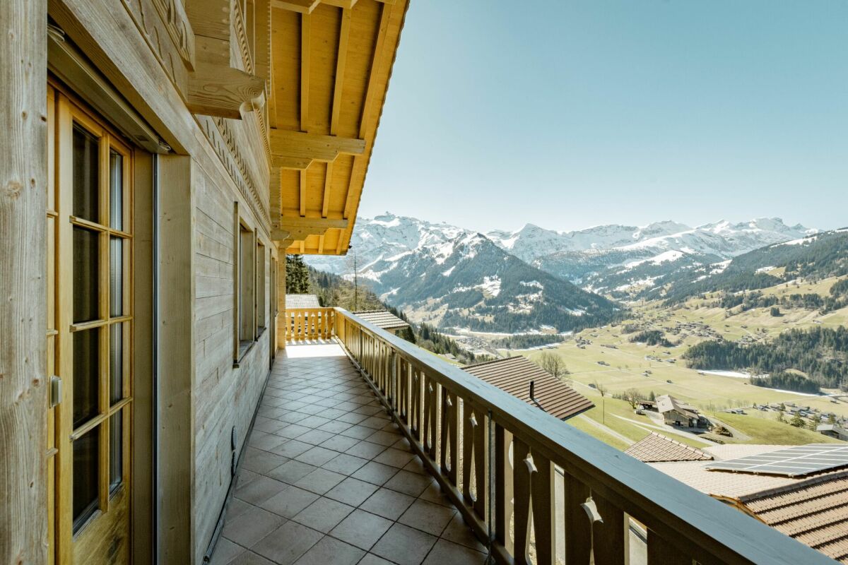 Balkon mit Bergpanorama