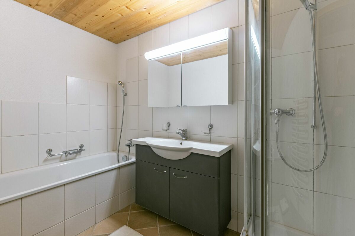 Modernes Badezimmer mit Badewanne, Waschtisch und Dusche