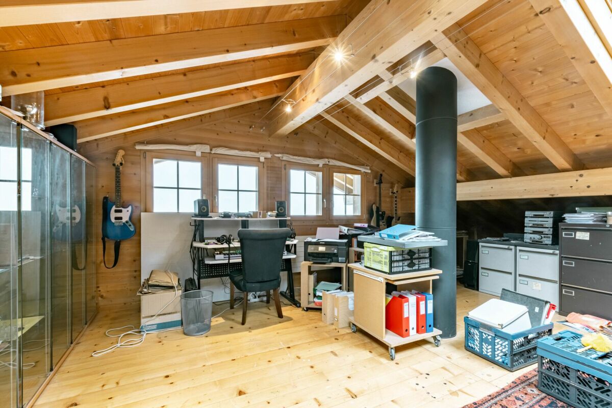 Dachgeschossraum mit Arbeitsplatz und Musik-Ecke