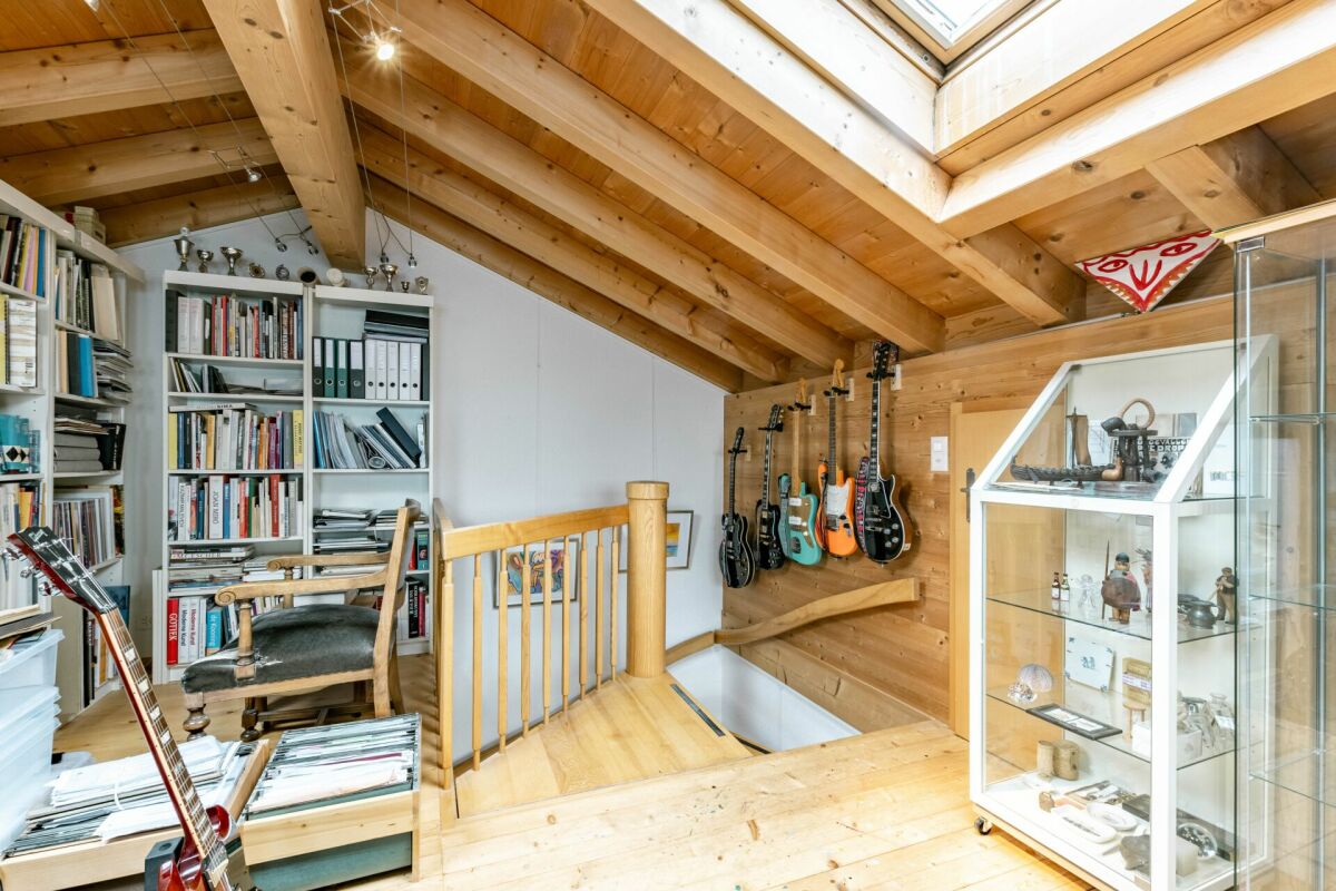 Dachgeschoss-Arbeitsbereich mit Galerie und Instrumenten