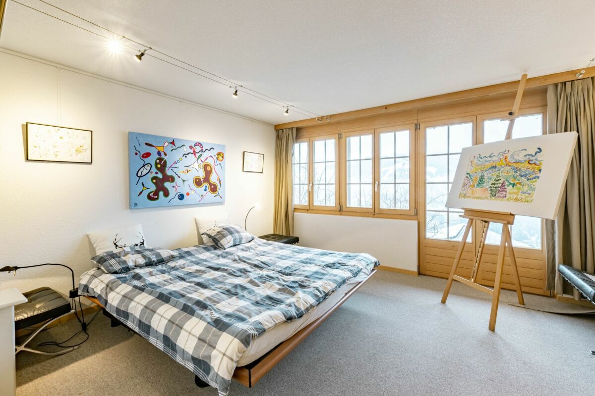 Helles Schlafzimmer mit Atelier-Ecke
