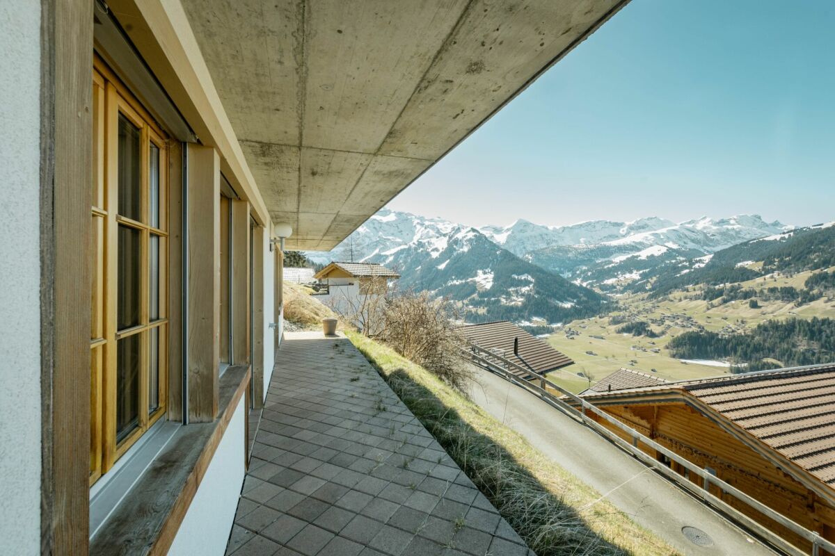 Balkon mit Bergpanorama
