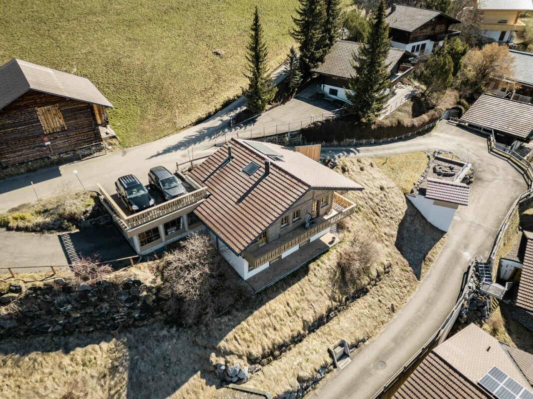 Luftaufnahme eines Chalets in Hanglage