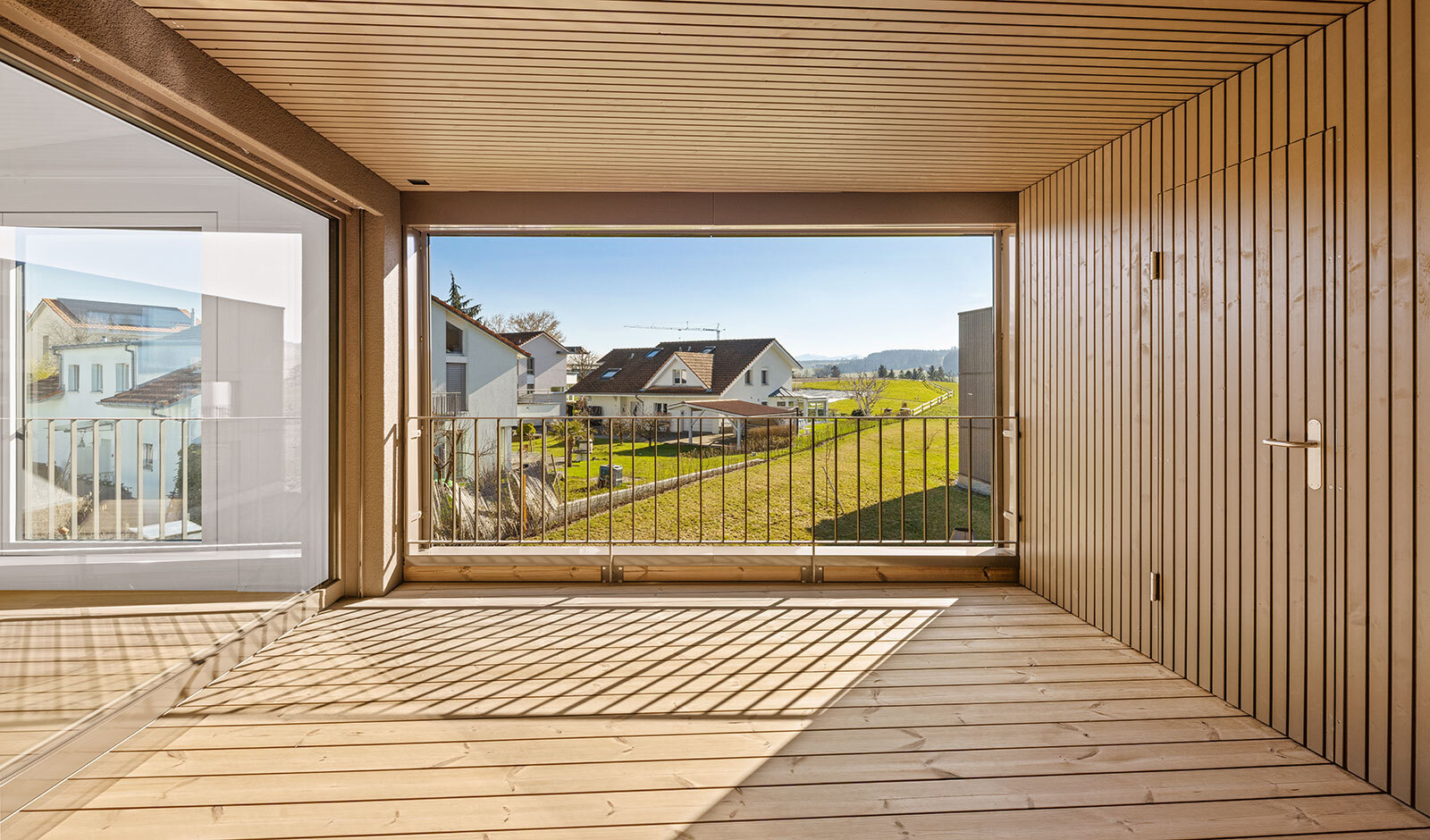 Überdachter Balkon mit Ausblick ins Grüne