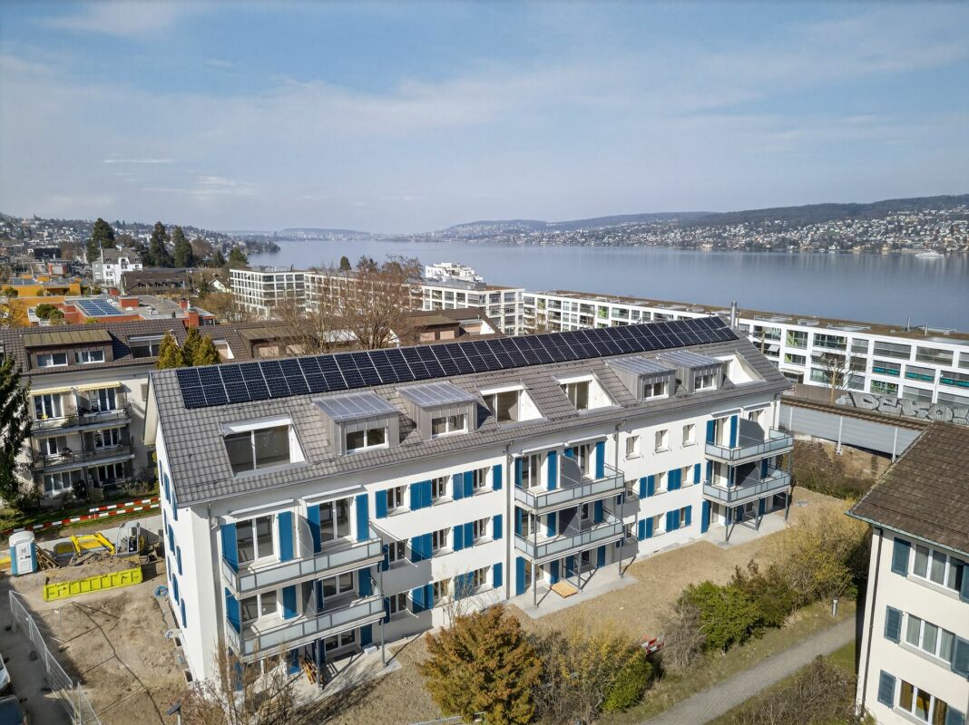 Luftaufnahme eines Wohngebäudes am See