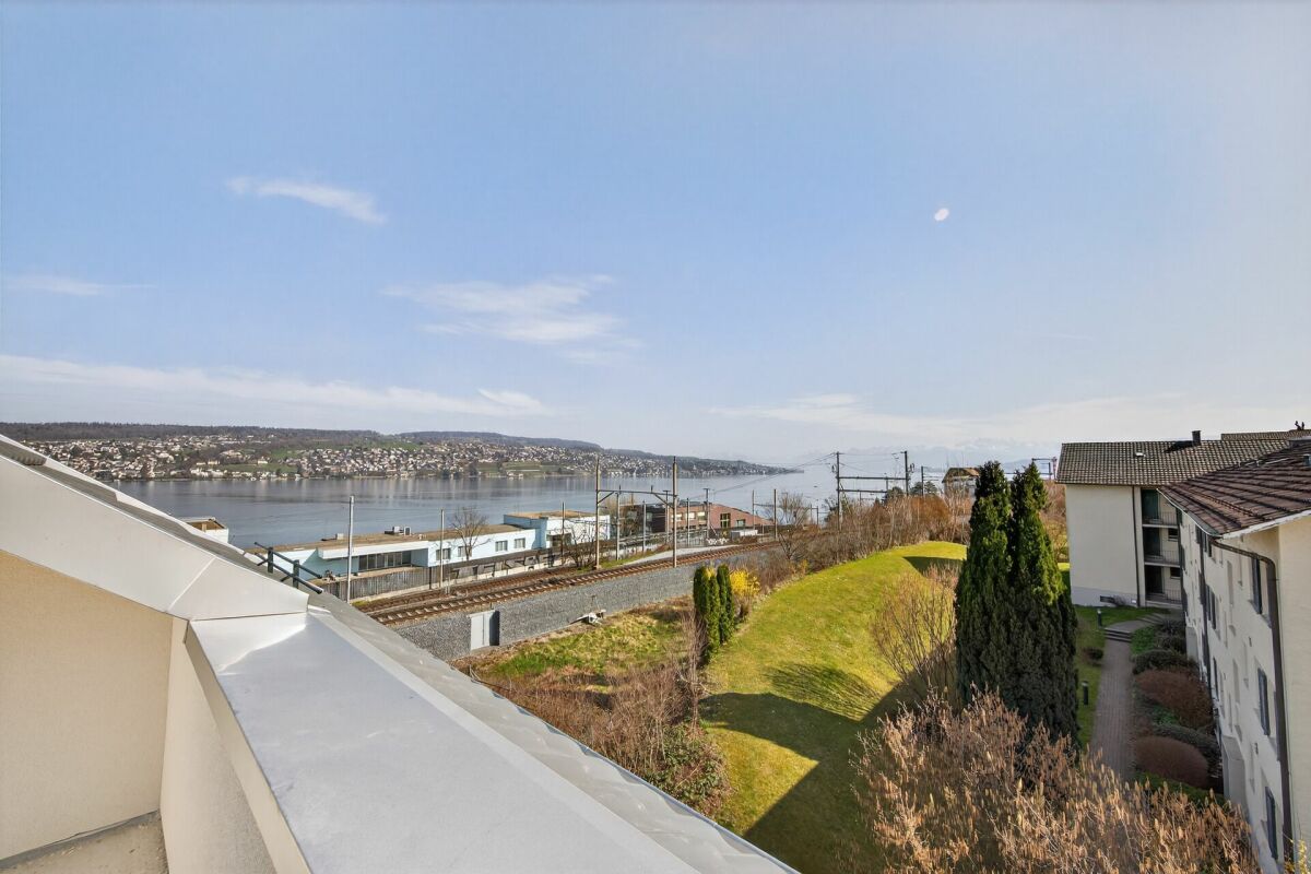 Seeblick von einer erhöhten Wohnung oder Terrasse
