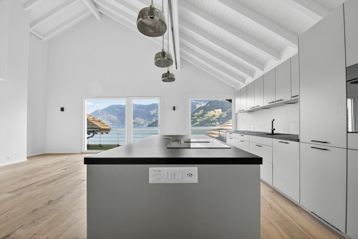 Offene, moderne Wohnküche mit Seeblick